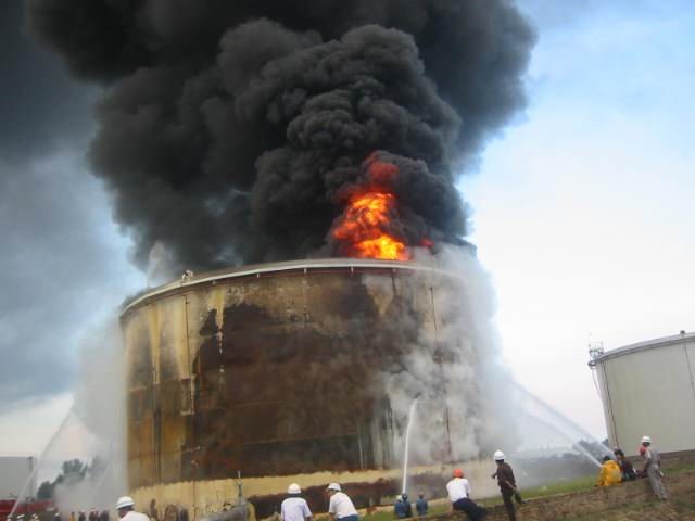 Tanki_minyak_meledak_-2