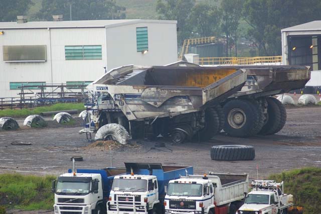 Truk_HD_tersambar_petir-1